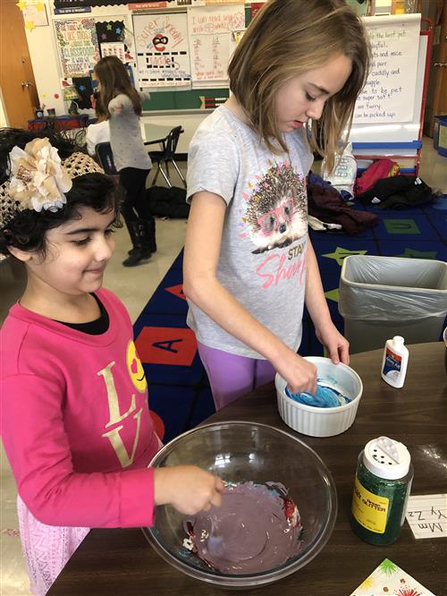 Holmes students making slime 