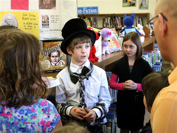 Student teaches guests about Harry Houdini 